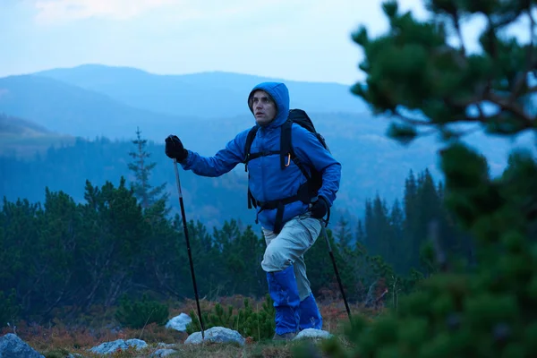 Advanture adam hiking sırt çantası ile — Stok fotoğraf