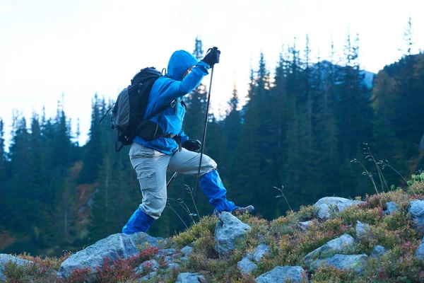 Uomo vantaggioso con zaino escursionismo — Foto Stock
