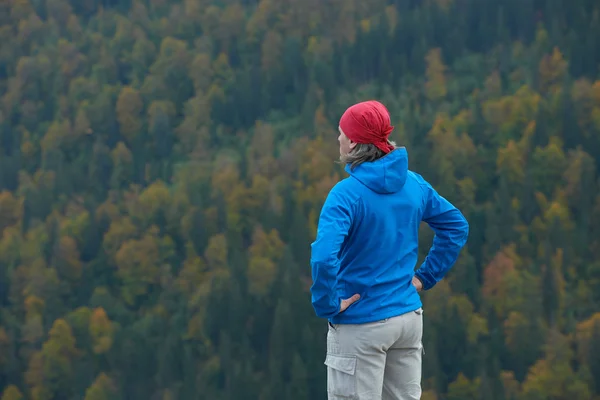 Advanture man met rugzak wandelen — Stockfoto