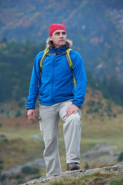 Advanture adam hiking sırt çantası ile — Stok fotoğraf