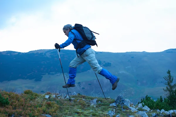 Advanture man med ryggsäck vandring — Stockfoto