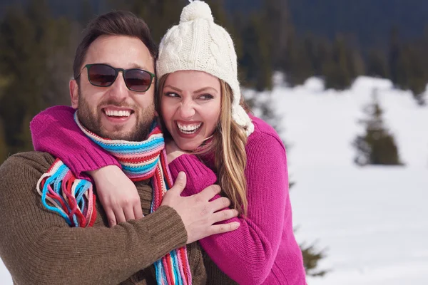Romantica giovane coppia in vacanza invernale — Foto Stock
