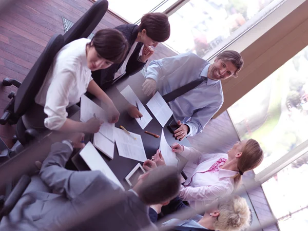 Grupo de pessoas de negócios em reunião no escritório moderno brilhante — Fotografia de Stock