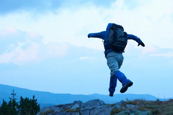 Advanture człowiek z plecak pieszych — Zdjęcie stockowe