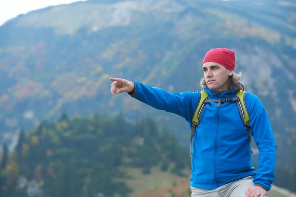 Advanture adam hiking sırt çantası ile — Stok fotoğraf