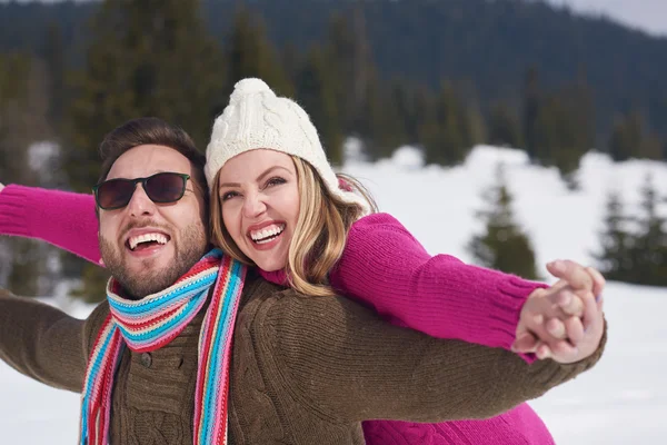 Jovem casal romântico em férias de inverno — Fotografia de Stock
