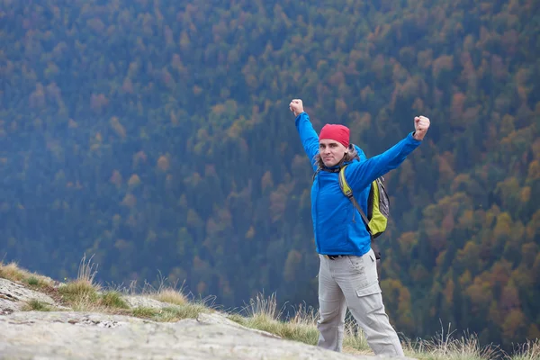 Advanture człowiek z plecak pieszych — Zdjęcie stockowe