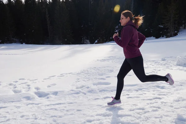 Yougn nő a havat az erdőben kültéri jogging — Stock Fotó