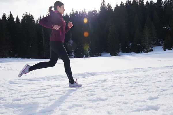 Yougn nő a havat az erdőben kültéri jogging — Stock Fotó