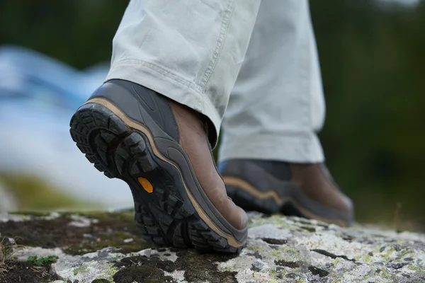 Caminhadas homem com botas de trekking — Fotografia de Stock