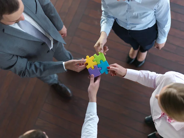 Business people gruppo assemblaggio puzzle — Foto Stock