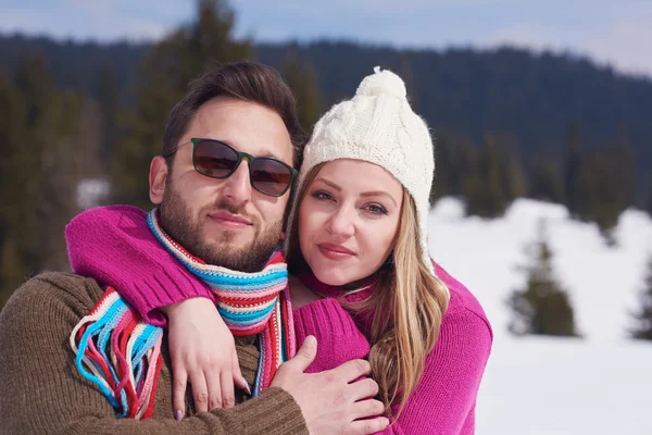 Jovem casal romântico em férias de inverno — Fotografia de Stock