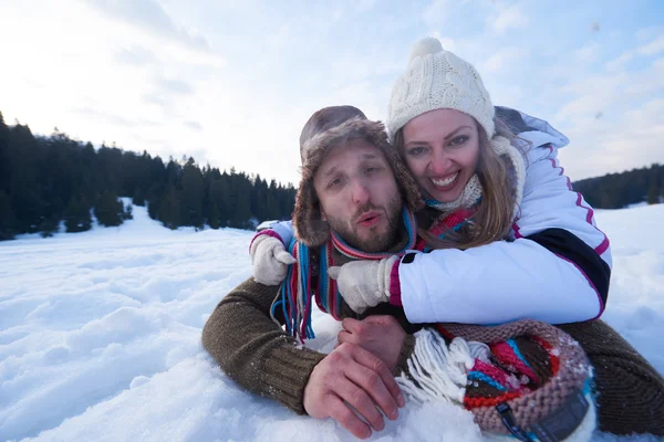 浪漫的情侣在新鲜的雪和以自拍照开心 — 图库照片