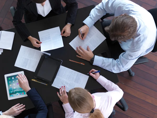 Bovenaanzicht van business mensen group over de bijeenkomst van — Stockfoto