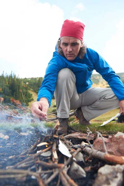 Vandring man försök till ljus eld — Stockfoto