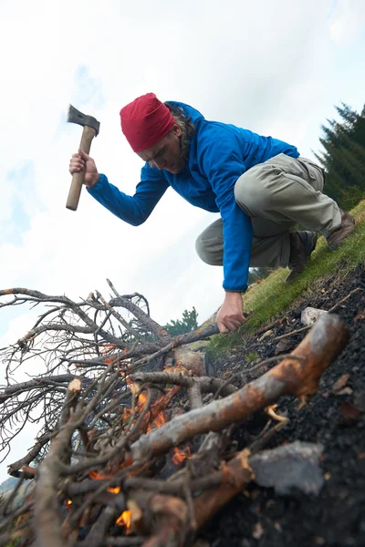 Hiking man try to light fire — Stock Photo, Image