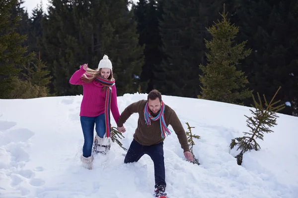 Para zabawy i spacery w rakietach śnieżnych — Zdjęcie stockowe