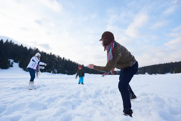 Lycklig familj i snö — Stockfoto