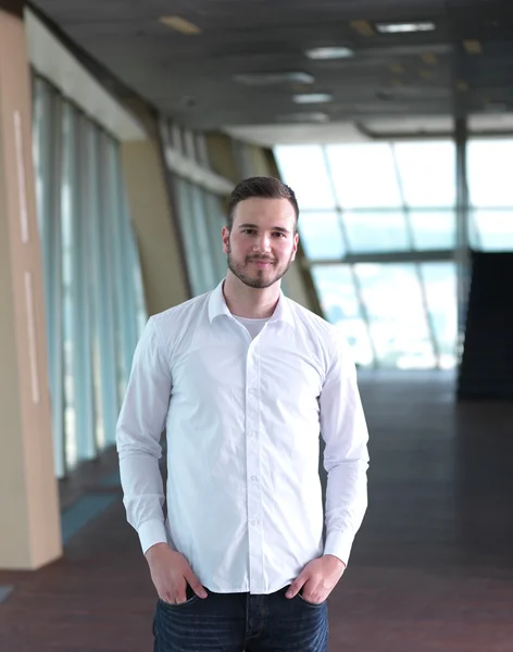 Jeune homme d'affaires au bureau — Photo