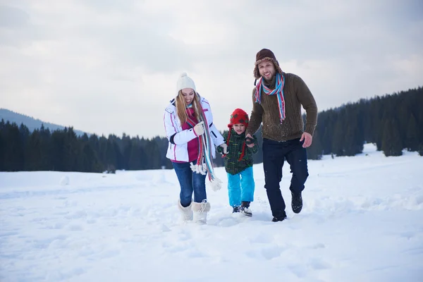 Famiglia felice nella neve — Foto Stock