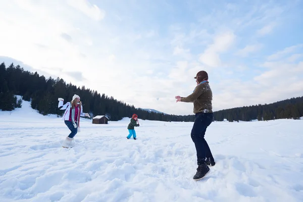 Lycklig familj i snö — Stockfoto