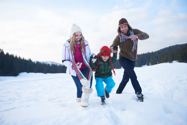 Família feliz na neve — Fotografia de Stock