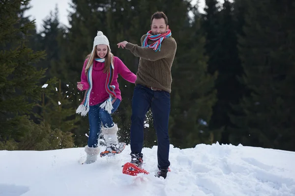 Paar hat Spaß an frischer Show im Winterurlaub — Stockfoto