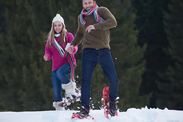 Paar hat Spaß an frischer Show im Winterurlaub — Stockfoto