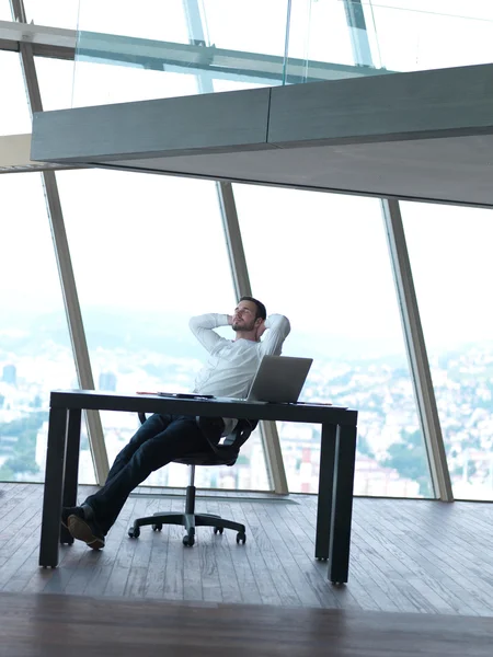 Jeune homme d'affaires au bureau — Photo