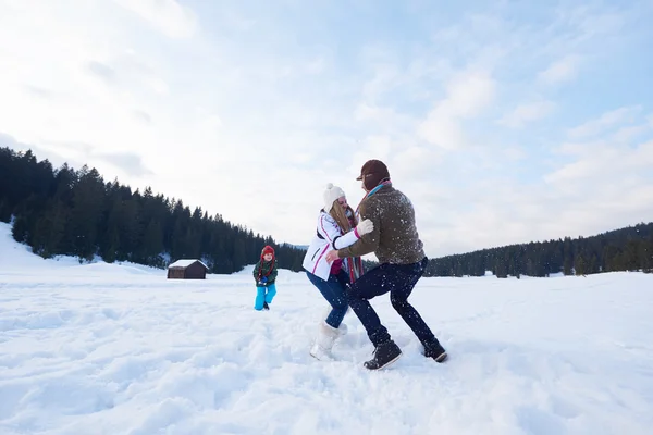 Lycklig familj i snö — Stockfoto