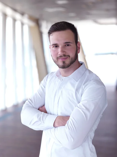 Jeune homme d'affaires au bureau — Photo