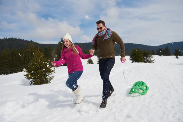 Koppel het hebben van plezier op frisse show op wintervakantie — Stockfoto