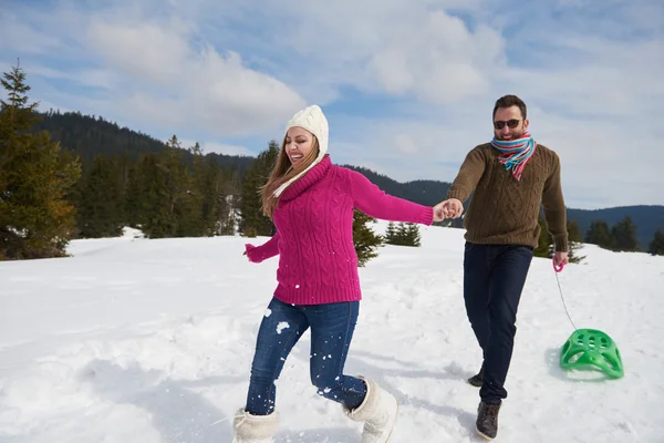 Pár se baví na čerstvý sníh — Stock fotografie