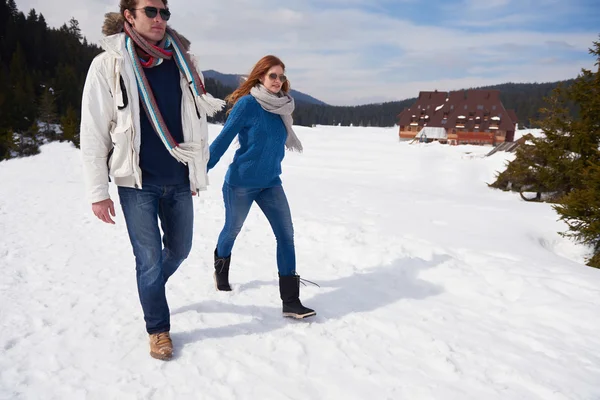 Paar vergnügt sich im Winterurlaub auf Neuschnee — Stockfoto