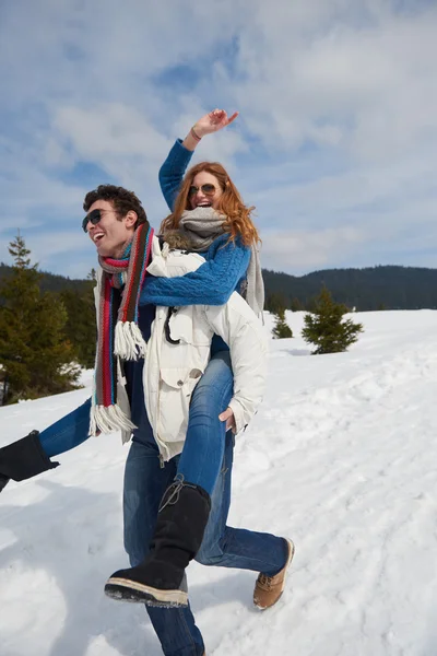 Couple s'amuser sur spectacle frais en vacances d'hiver — Photo