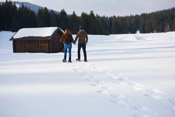 Пара розважається в сніжному взутті — стокове фото