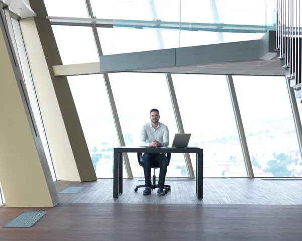 Jeune homme d'affaires au bureau — Photo