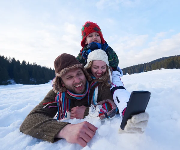 Familie in verse sneeuw en nemen selfie — Stockfoto