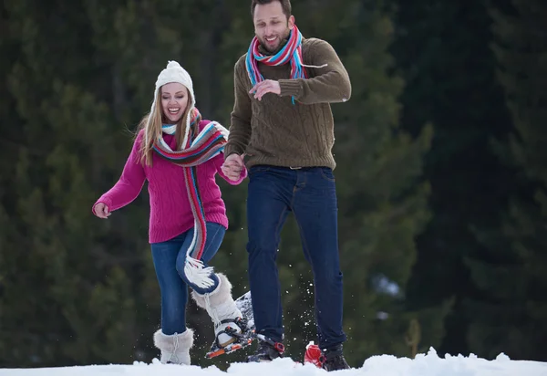 Koppel het hebben van plezier op frisse show op wintervakantie — Stockfoto