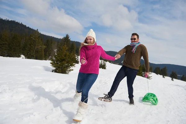 Casal se divertindo em show fresco em férias de inverno — Fotografia de Stock