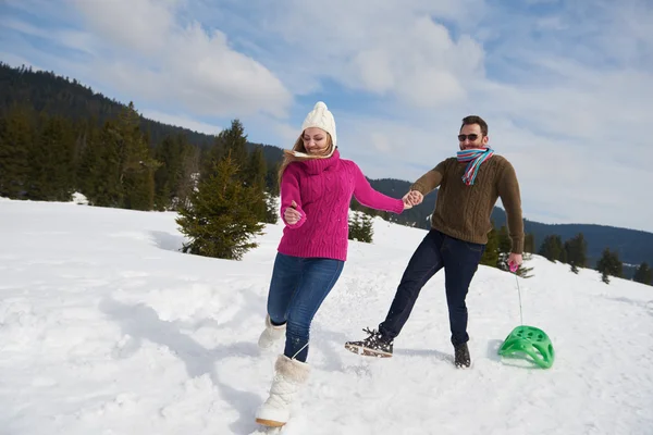 Pareja divirtiéndose en espectáculo fresco en vacaciones de invierno —  Fotos de Stock