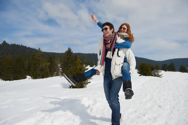 Koppel het hebben van plezier op frisse show op wintervakantie — Stockfoto