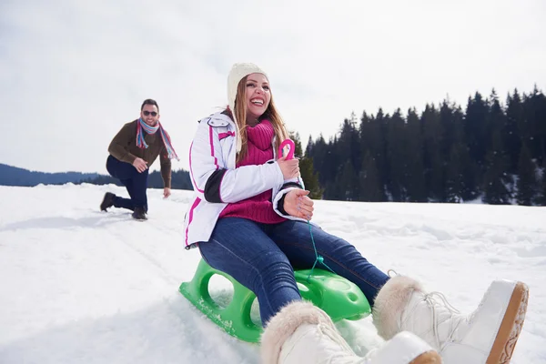 Casal se divertindo na neve fresca — Fotografia de Stock