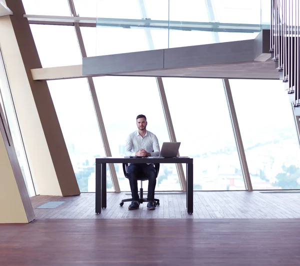 Jeune homme d'affaires au bureau — Photo