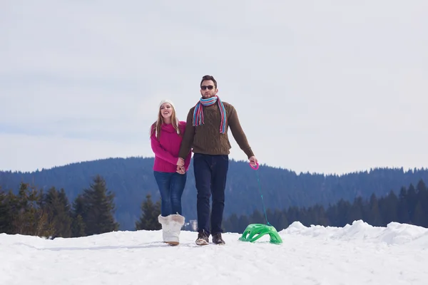 Пара веселится на свежем шоу на зимних каникулах — стоковое фото