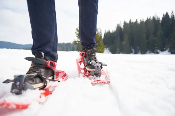 Mann läuft in Schneeschuhen — Stockfoto
