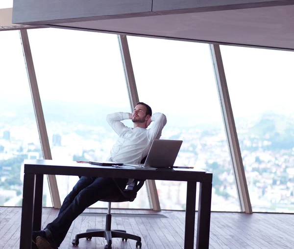 Jeune homme d'affaires au bureau — Photo