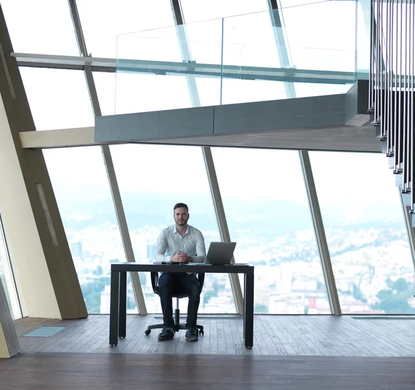 Jeune homme d'affaires au bureau — Photo