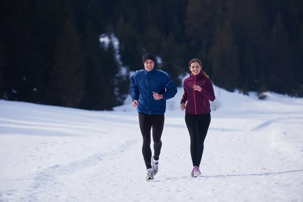 Pareja trotando fuera en la nieve —  Fotos de Stock