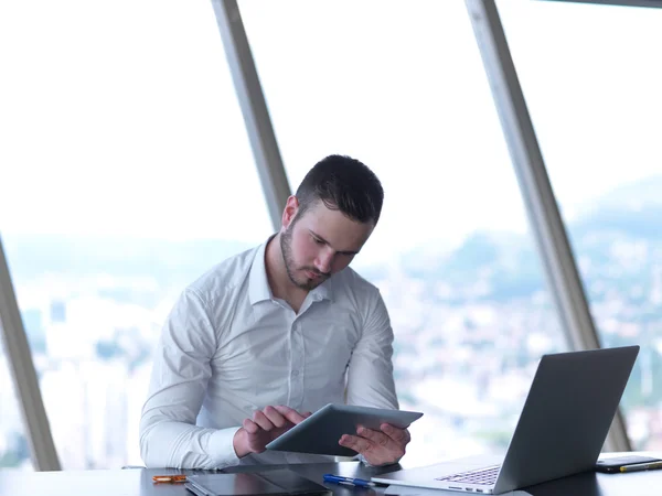 Jungunternehmer im Büro — Stockfoto